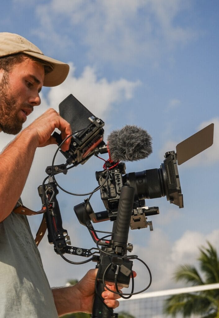 Kameramann von Büttner Filme bei der professionellen Gimbal-Aufnahme auf einem Sportevent – Filmproduktion Nürnberg für emotionale und dynamische Eventfilme.